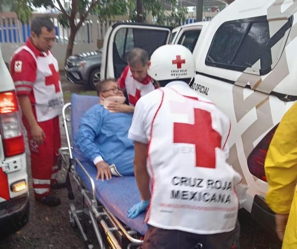 ¡CUATRO LESIONADOS EN CLÍNICA DEL IMSS-BIENESTAR DEL COYOL! - CAYO ESTRUCTURA METÁLICA DURANTE EL AGUACERAZO
