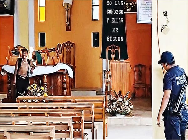 ¡DROGADICTO ARMADO CON MACHETE PRENDIÓ FUEGO A LA IGLESIA!