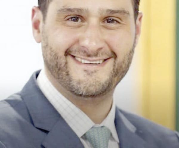 ¡MEJOR RENUNCIÓ A QUE LO CORRIERAN!