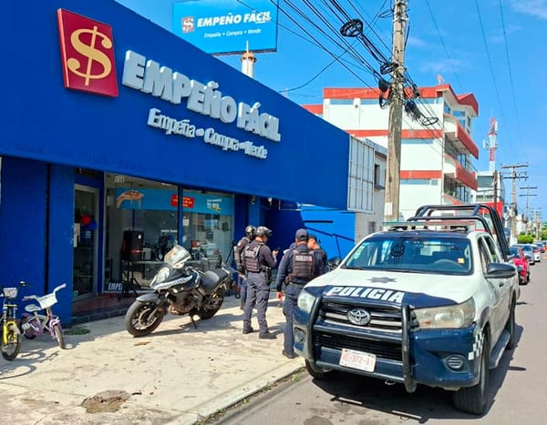 ¡PAREJA DE PISTOLEROS ATRACAN EMPEÑO FÁCIL!