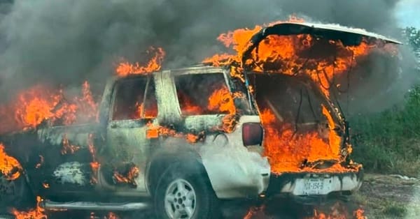 ¡CAMIONETÓN DE LUJO QUEDÓ CARBONIZADO EN LA AUTOPISTA!