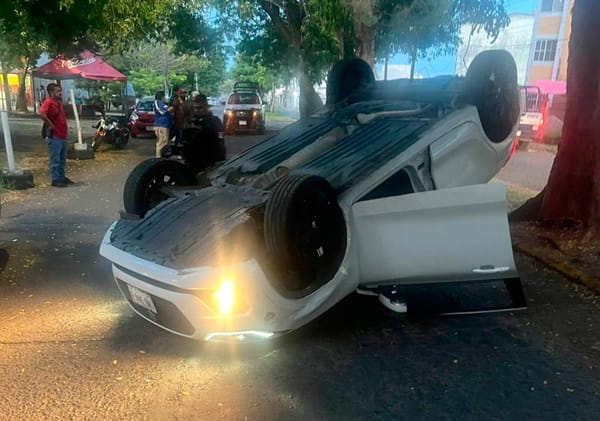 ¡CONDUCTOR VOLCÓ CALLES DEL FRACCIONAMIENTO FLORESTA!