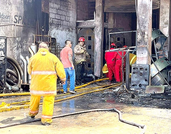 ¡INCENDIO EN REFACCIONARIA AUTOMOTRIZ EN TIHUATLÁN!