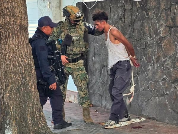 ¡LO CAPTURAN POR METERSE A CASA!