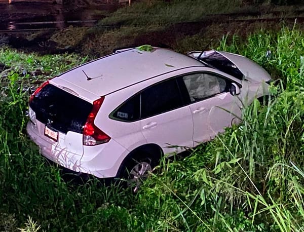 ¡LE PEGA LOCOMOTORA Y AUTO SALE VOLANDO!