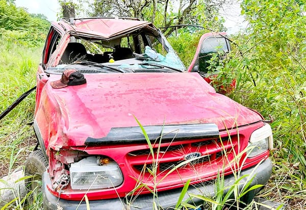 ¡CAMIONETA SALE VOLANDO DE LA CARRETERA Y QUEDÓ DESTROZADA!