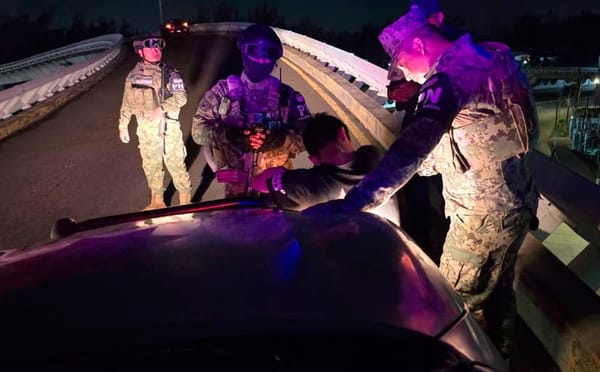 ¡JOVEN SE QUERÍA TIRAR DEL PUENTE DE LA BOTICARIA!