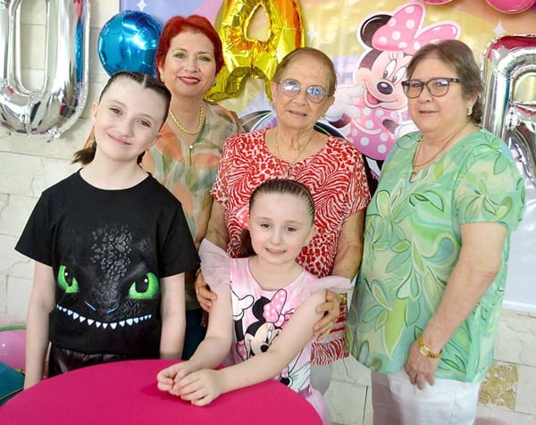 ANDY Y REGINA LEAL MEDINA CELEBRAN CON DIVERTIDA PIÑATIZA