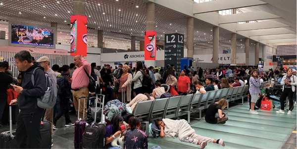 ¡LLUVIAS AFECTAN A MÁS DE 34 MIL PASAJEROS EN EL AICM!