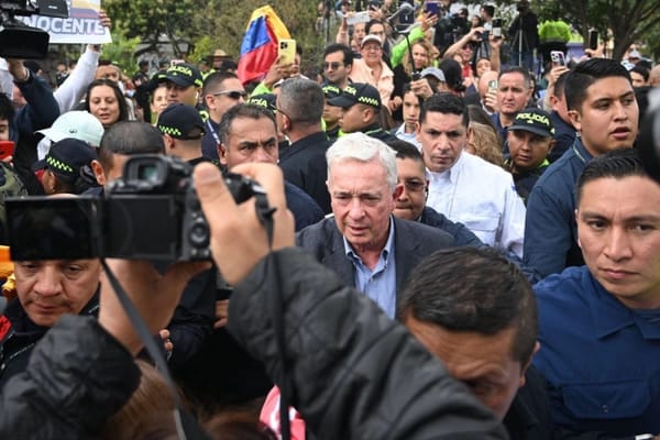 ¡EL EX PRESIDENTE ÁLVARO URIBE RINDE HOMENAJE A PRECANDIDATO ASESINADO!