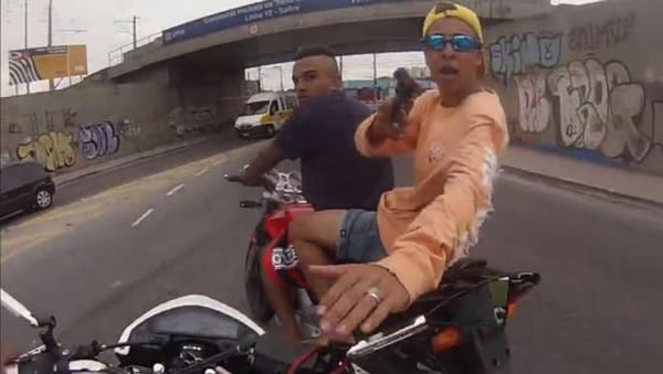 ¡“MOTO-RATONES” ARREBATAN A DAMA SU BOLSO CON 15 MIL PESOS!