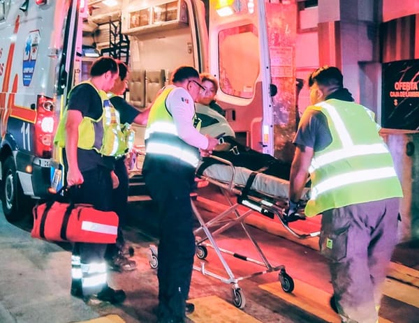 ¡CONDUCTORA LESIONADA EN APARATOSA VOLCADURA EN BOCA DEL RÍO!