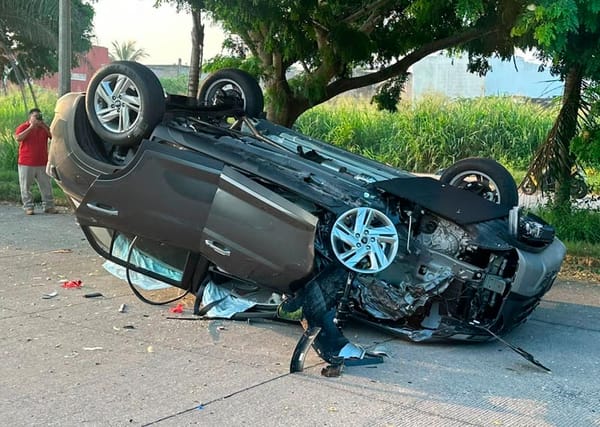 ¡ACABA LLANTAS HACIA ARRIBA EN LAGOS DE PUENTE MORENO!