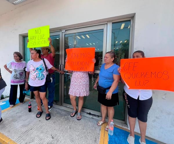 ¡VECINOS CIERRAN LAS OFICINAS DE CFE POR TRES DÍAS SIN LUZ!