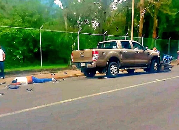 ¡CHOCA DE FRENTE CONTRA CAMIONETÓN Y PIERDE LA VIDA!