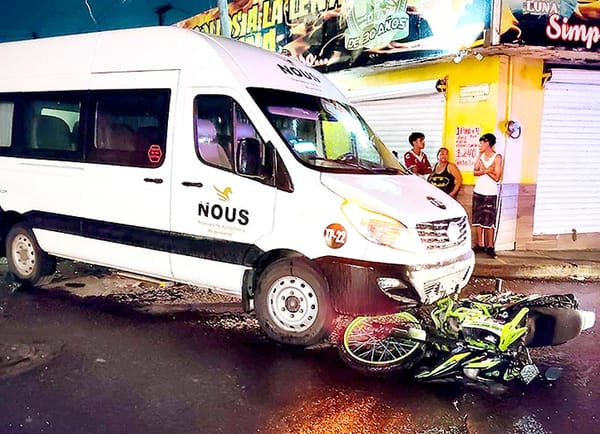 ¡MOTOCICLISTA SE IMPACTÓ CONTRA VAN POR CIRCULAR EN SENTIDO CONTRARIO!