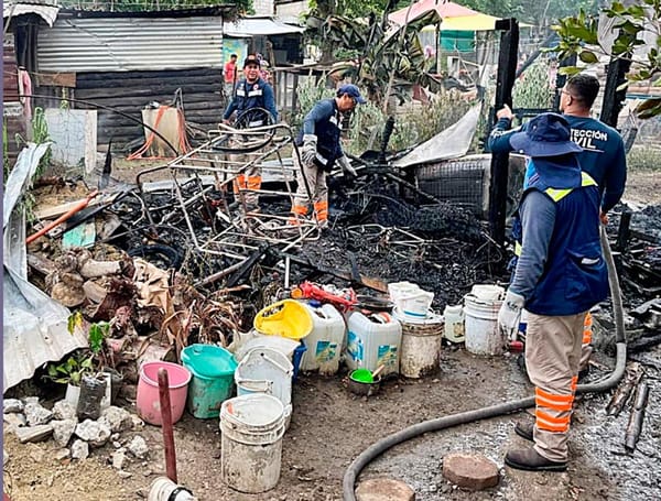 ¡DON JULIO PERDIÓ SU CASITA EN VORAZ INCENDIO!