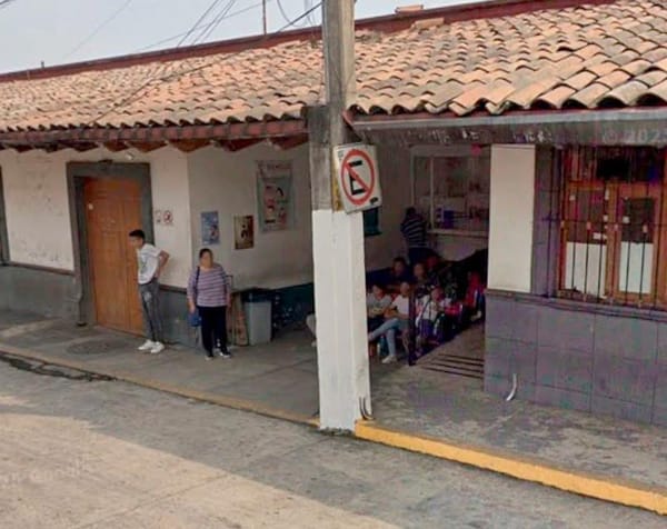 ¡MUCHACHA DA A LUZ EN LA CALLE PORQUE PERSONAL MÉDICO ESTABA DURMIENDO!