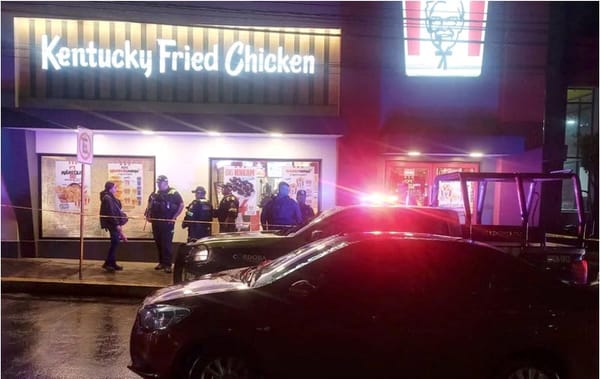 ¡EJECUTADO EN EL KFC! - DOS SUJETOS LE DISPARARON CON SUS ARMAS CUANDO COMÍA POLLO FRITO