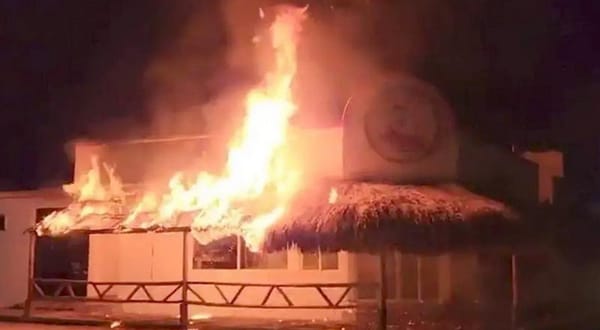 ¡QUEMAN RESTAURANTE CON BOMBAS MOLOTOV! - NO DESCARTAN QUE PUEDA ESTAR VINCULADO AL COBRO DE PISO