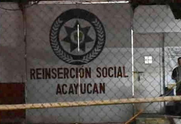 ¡REQUISA EN EL PENAL DE ACAYUCAN! - FUERZA FEDERALES Y ESTATALES LES REVISARON HASTA LOS CHONES A LOS REOS