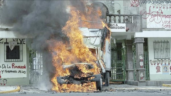 ¡TIRAN PUERTA DEL CAMPO MILITAR Y QUEMAN CAMIÓN! - NORMALISTAS DE AYOTZINAPA