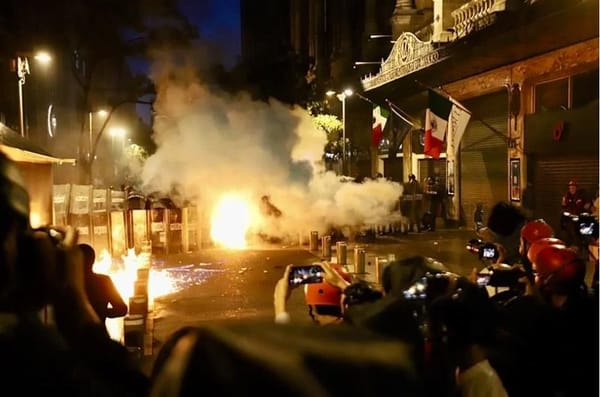 ¡LANZAN PETARDOS EN LA PROTESTA! - POR AYOTZINAPA