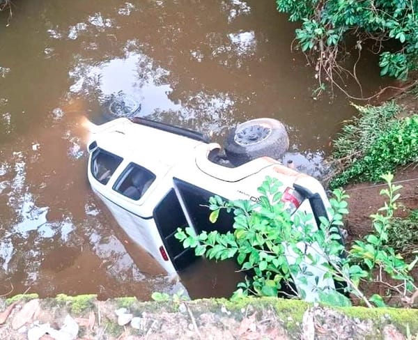 ¡AGRICULTOR SE AHOGÓ AL CAER CON SU CAMIONETA AL RÍO EN PLAYA VICENTE!