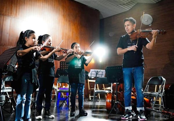 ¡CLAUDIA PIDEN QUE PASEN LOS VIOLINES! - PERO SIGUEN ATORADOS EN LA ADUANA