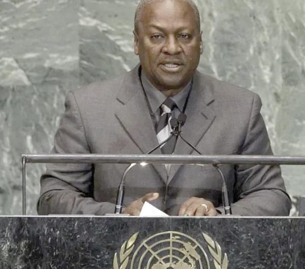 ¡DEMANDA QUE EU RETUVO A MIGRANTES CON CAMISAS DE FUERZA DURANTE 16 HORAS EN UN VUELO A GHANA!