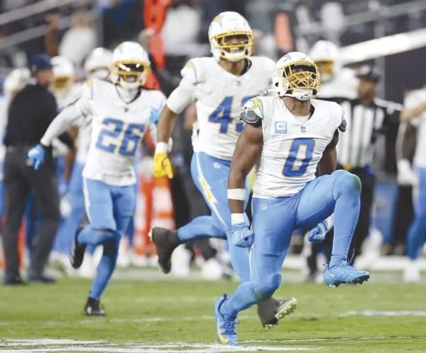 ¡ELECTRIFICAN CHARGERS A LOS RAIDERS EN LAS VEGAS!