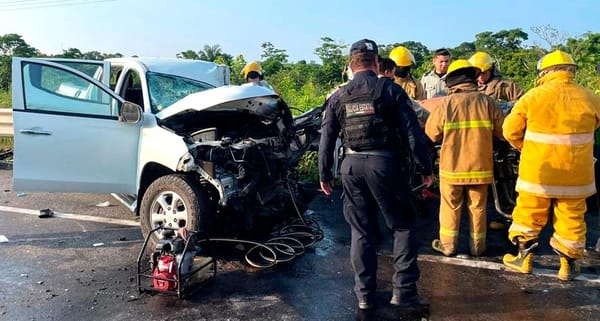 ¡MÉDICO PRENSADO EN DRAMÁTICO CHOQUE EN LAS CHOAPAS! - UN TRACTOCAMIÓN LO IMPACTÓ CASI DE FRENTE