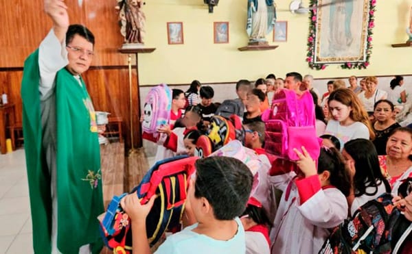 ¡TAMBIÉN EN POZA RICA BENDICEN MOCHILAS!