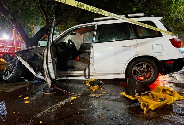 ¡POR LA LLUVIA SE ESTRELLÓ CONTRA UN SEMÁFORO!
