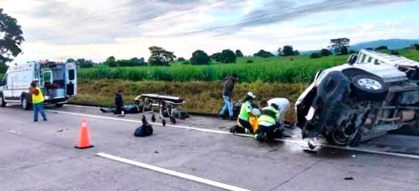 ¡TRES HERIDOS POR VOLCADURA DE CAMIONETA EN LA AUTOPISTA!