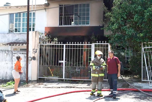 ¡SE INCENDIA CASA DONDE VIVÍAN 4 PERROS Y 16 GATOS!