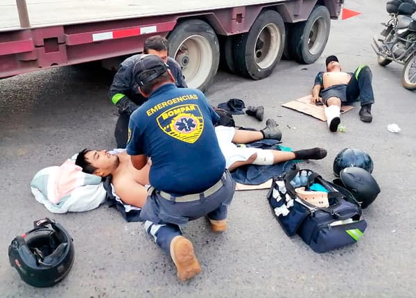 ¡HERMANOS MOTOCICLISTAS SE ESTRELLAN CONTRA PLANA DE TRÁILER!