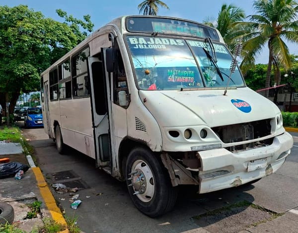 ¡TRABAJADOR DE CLIMAS PIERDE LA VIDA EMBESTIDO POR AUTOBÚS!