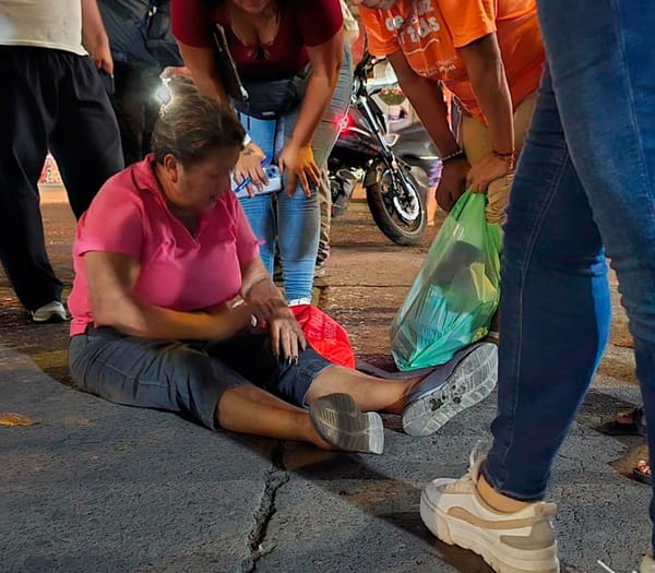 ¡CHAYITO SE TROPIEZA Y CASI LA ARROLLA CAMIÓN DE PASAJE!