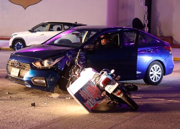 ¡JOVEN MOTOCICLISTA HERIDO EN ENCONTRONAZO EN EL BULEVAR!