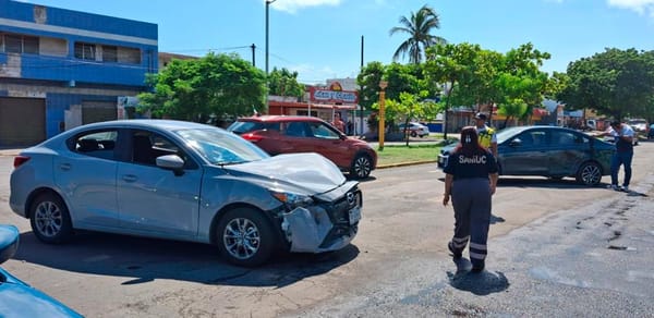 ¡CHOCAN DOS AUTOS EN CUAUHTÉMOC Y LA CALLE ZAMORA!
