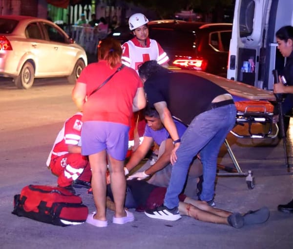 ¡BORRACHÍN TERMINA LA PARRANDA ARROLLADO POR MOTOCICLISTA!