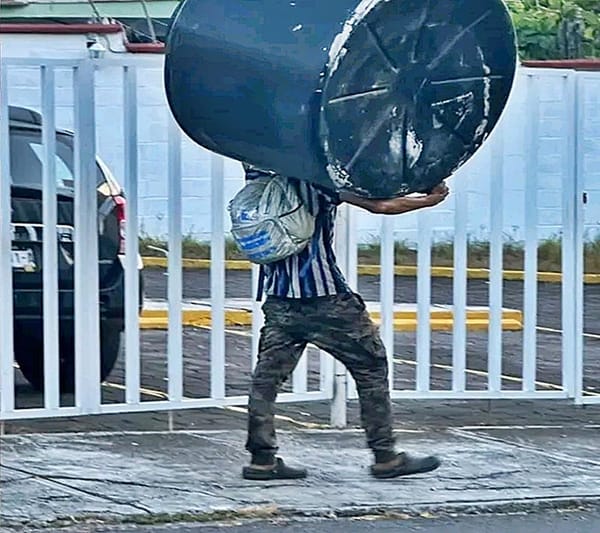 ¡GRABAN A ‘RATOTA’ ROBANDO TINACO DE RESIDENCIA!