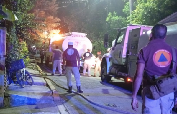 ¡INCENDIO ARRASÓ CON HUMILDE CASA EN TUXPAN!