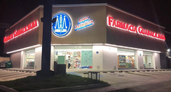 ¡PISTOLEROS ATRACAN FARMACIA GUADALAJARA EN PALMA REAL!