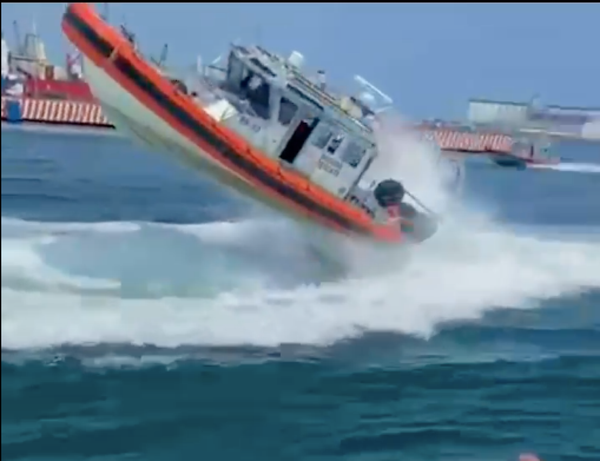 DE MAL EN PEOR! Chocan defender de MARINA en el malecón