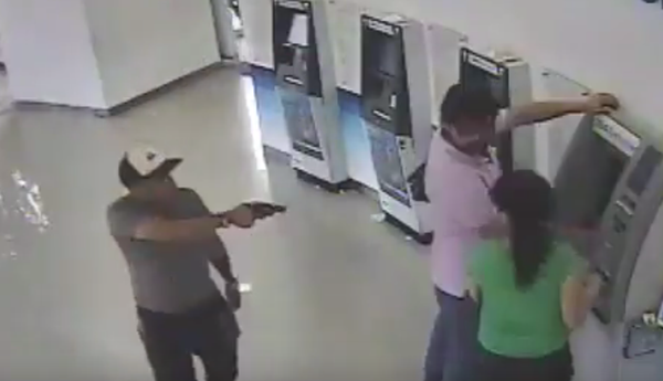 ¡MALANDRO LE ROBÓ 5 MIL PESOS A REBECA QUE RETIRÓ DEL CAJERO!