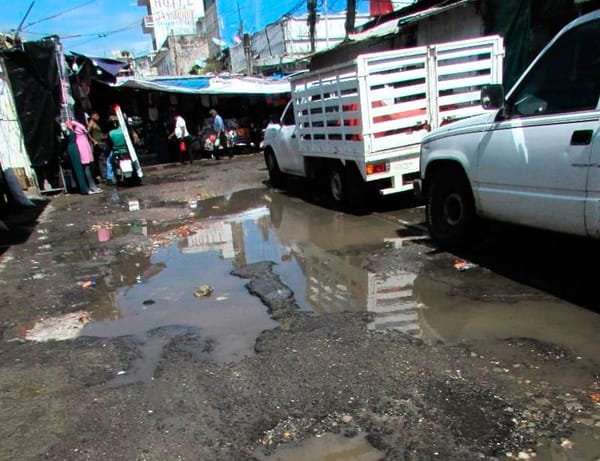 ¡LANZAN S.O.S. POR CRÁTERES EN CALLES DE LA ZONA DE MERCADOS!