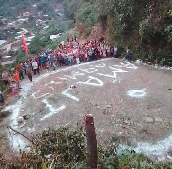 ¡CON CAL Y CHAPEO IMPROVISAN PISTAS! - *Claman llegada de los helicópteros