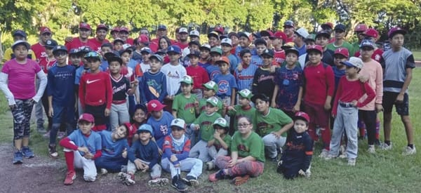 ¡NUTRIDA ASISTENCIA EN CLÍNICA DE BÉISBOL!